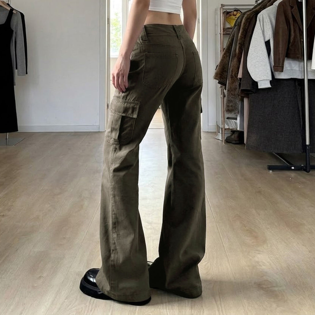 Damen nan Cargo-Flared-Hose mit hochgeschnittener Taille, aufgesetzten Beintaschen und ausgestelltem Bein Echo Archiv