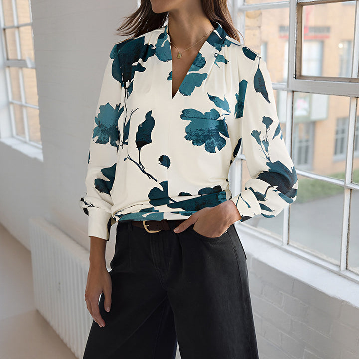 Damen Watercolor-Bluse mit V-Ausschnitt, Plissée-Schulter und legerer Wickeloptik Echoarchiv