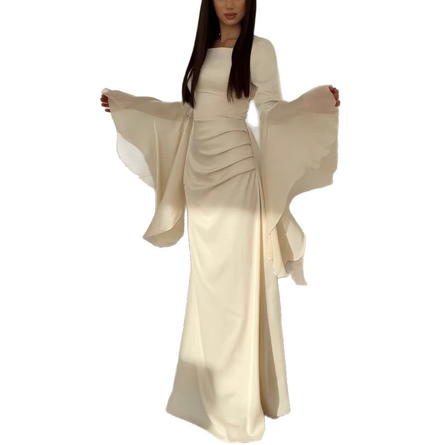 Damen Abendkleid mit Quadrat-Ausschnitt, transparenten Glockenärmeln und drapierter Taillenpartie – Élara