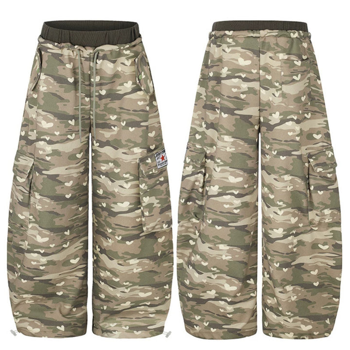 Damen Weite Cargo-Hose mit Herzen-Camouflage, Tunnelzugbund und großzügigen Taschen Echoarchiv