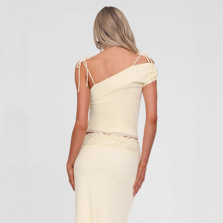 Damen Elegantes Blumenkleid mit fließendem Stoff und feinen Trägern Echo Archiv