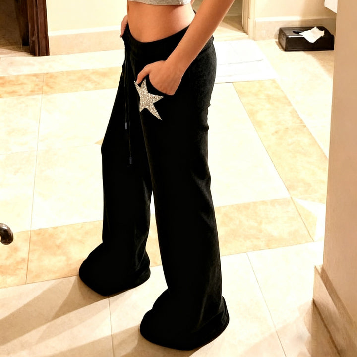 Damen Weite Velours-Sweatpants mit Kordelzug, ausgestelltem Bein und Pailletten-Stern – Avélisse