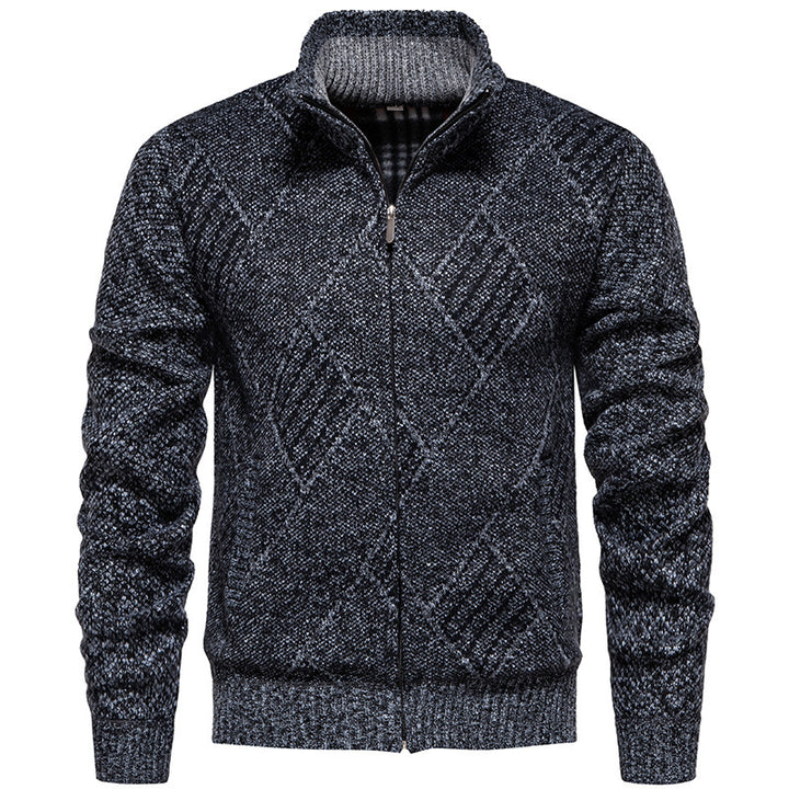 Herren Strickjacke mit modernem Zopfmuster und hohem Kragen Echoarchiv