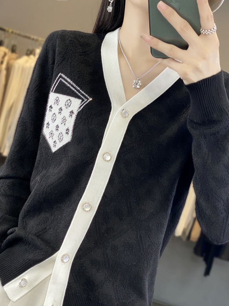 Damen Kurzgeschnittener V‑Neck-Cardigan mit Perlmuttknöpfen und kontrastierter Brusttasche Echoarchiv