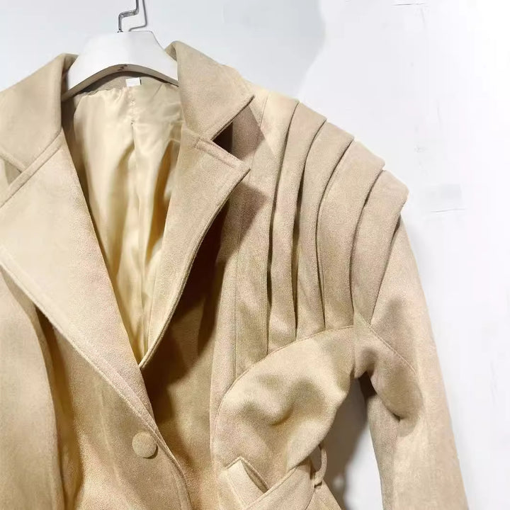 Damen taillierter Veloursleder-Blazer mit plissierten Schulterdetails und Bindegürtel – Valéne