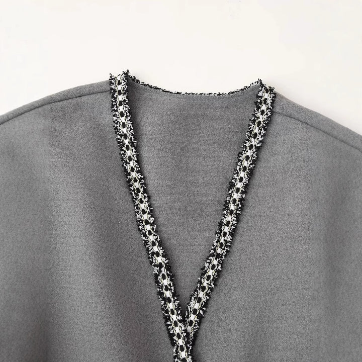Damen kurz geschnittener Kimono-Mantel mit Bindegürtel und kontrastierter Fransenpaspel – Célinea