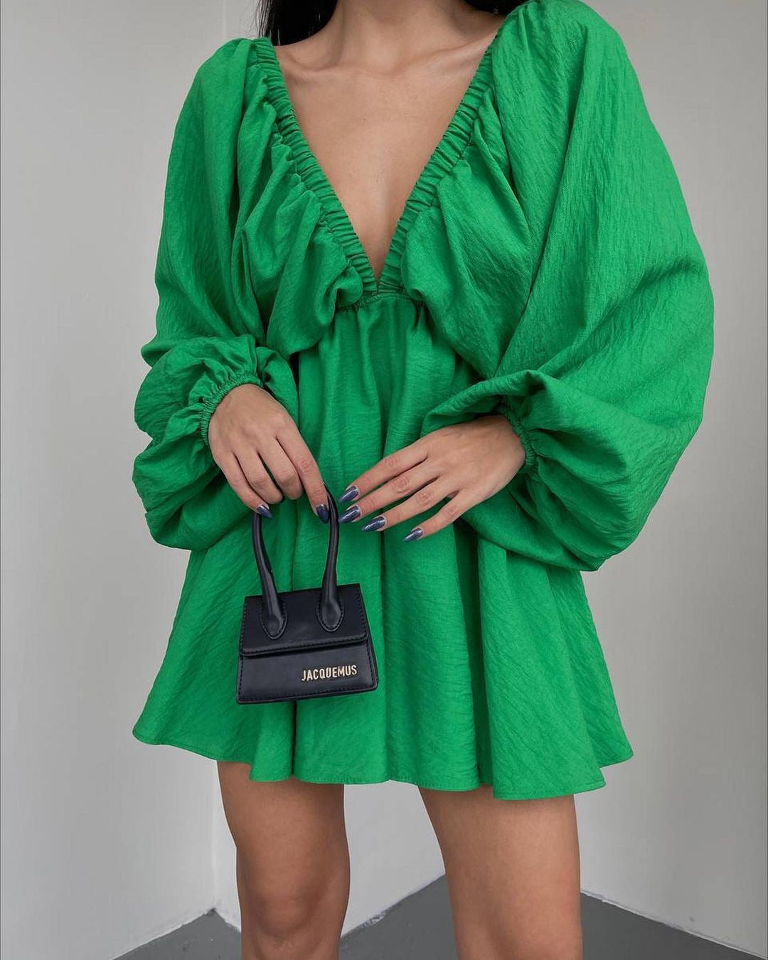 Damen Lockeres Minikleid mit tiefem V-Ausschnitt und Ballonärmeln Echoarchiv