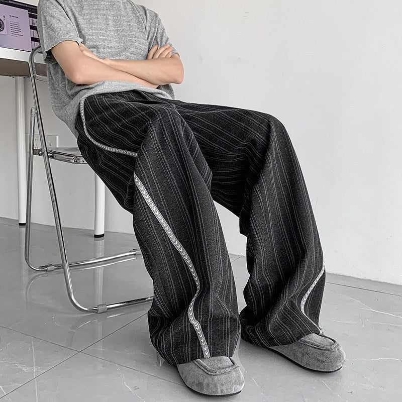 Herren weite Baggy-Hose in Anzugoptik mit feinem Nadelstreifen und geflochtener Seitenpaspel Echoarchiv