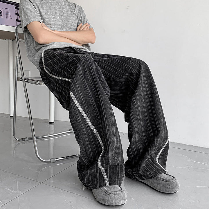Herren weite Baggy-Hose in Anzugoptik mit feinem Nadelstreifen und geflochtener Seitenpaspel Echoarchiv