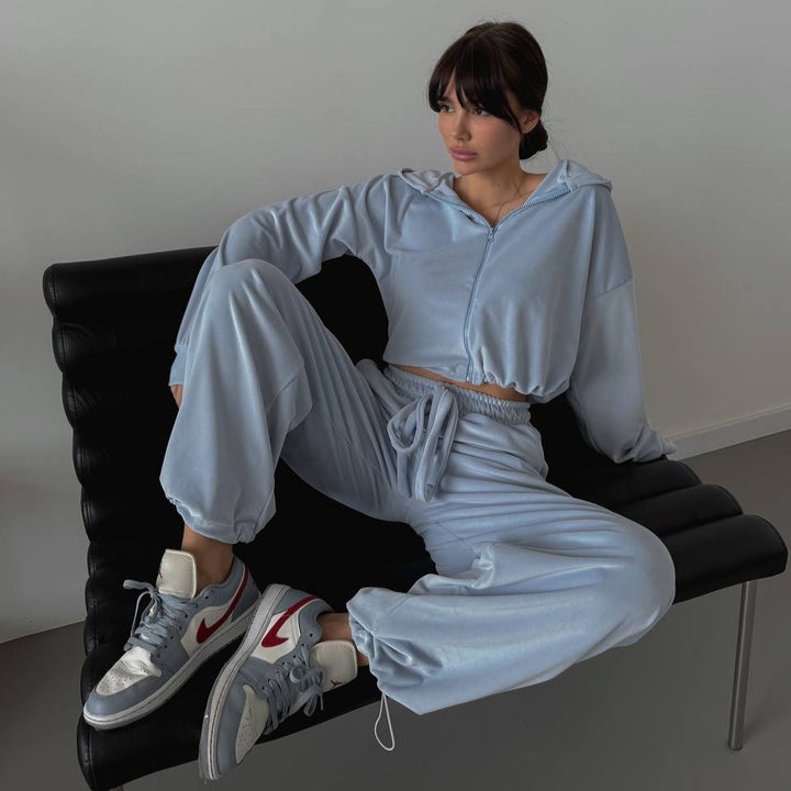 Damen Zweiteiliges Samt-Loungewear-Set mit Cropped-Zipjacke und weiter High-Waist-Sweathose – Avérine