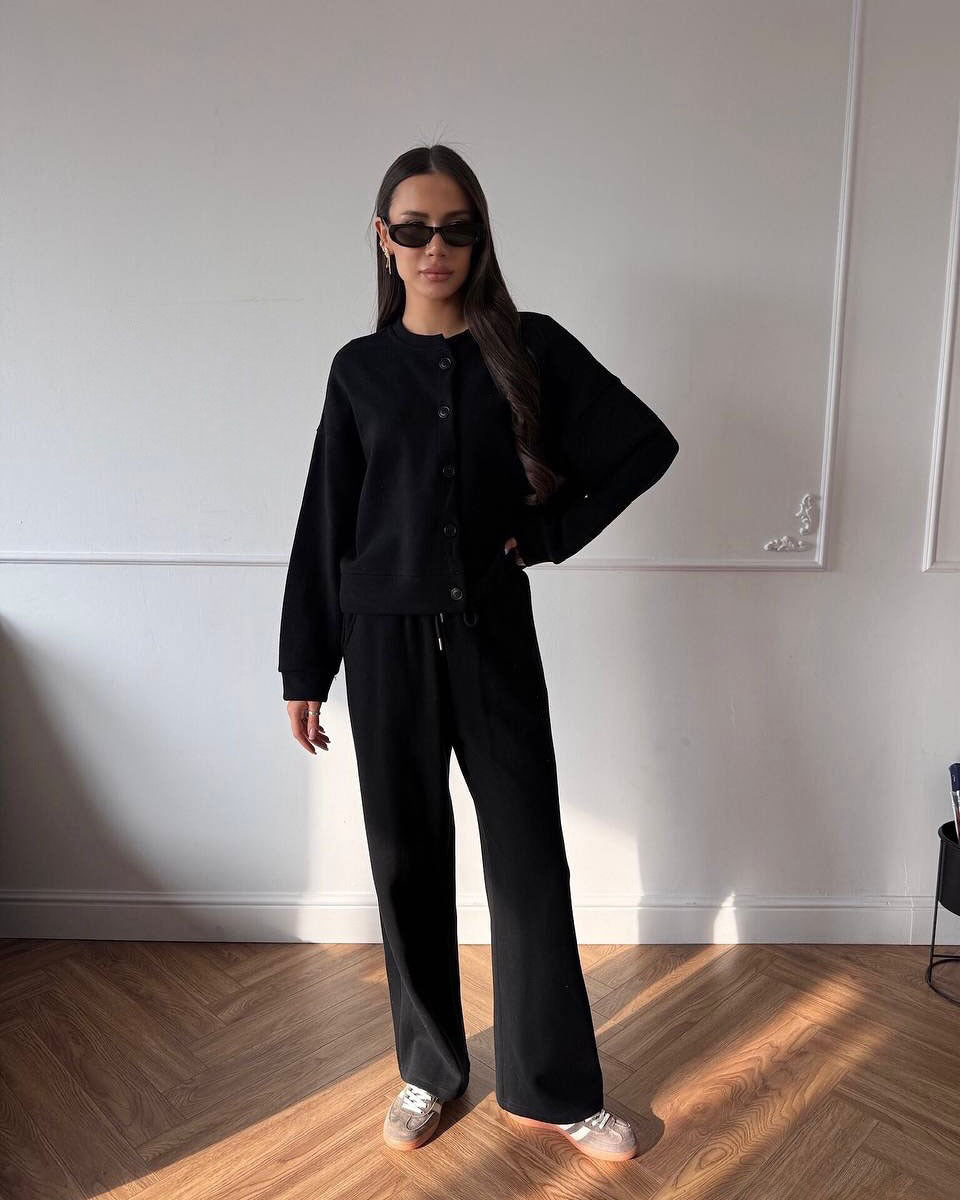Damen Zweiteiliges Loungewear-Set aus Sweat mit geknöpfter Cropped-Jacke und weiter Kordelzughose – Avérine