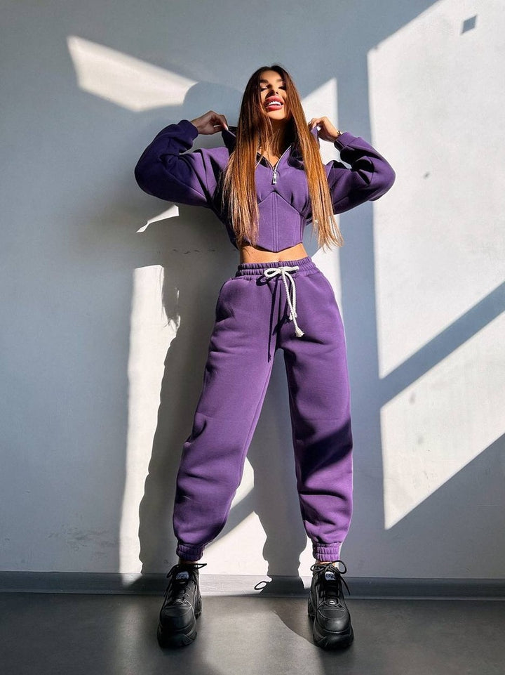 Damen Crop-Kapuzenjacke mit Korsagennaht und High-Waist Jogginghose – Élanora