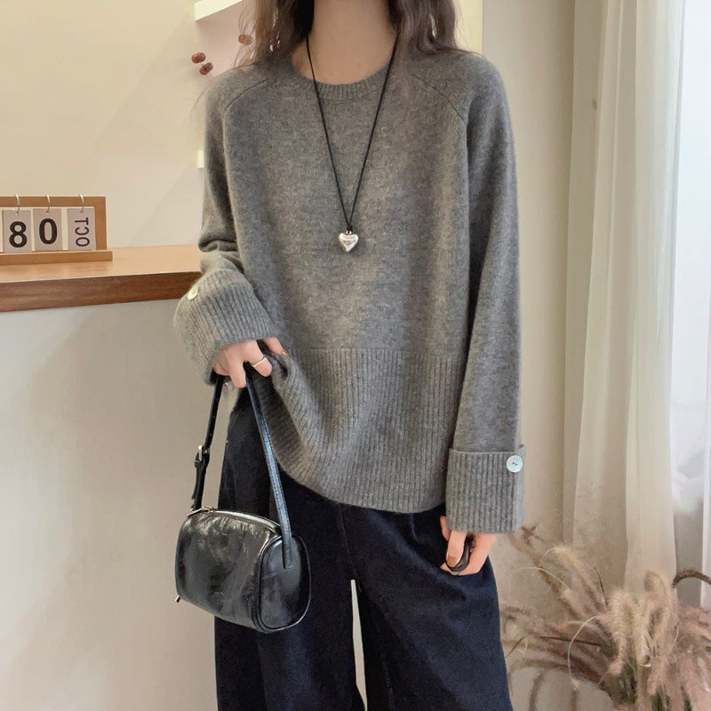 Damen Oversize‑Feinstrickpullover mit breitem Rippbund, extraweiten Ärmelabschlüssen und Zierknopf Echoarchiv