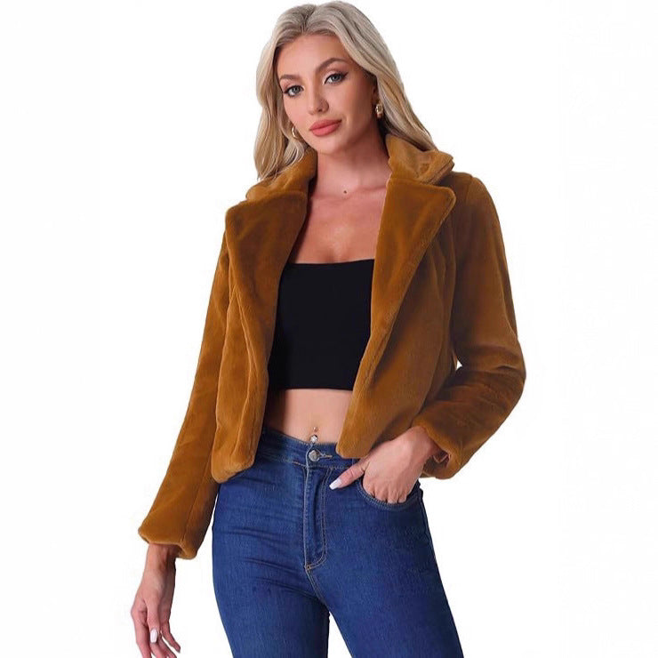 Damen Kurzblouson aus samtigem Faux‑Fur mit fallendem Revers und figurfreundlichem Cropped‑Schnitt Echo Archiv