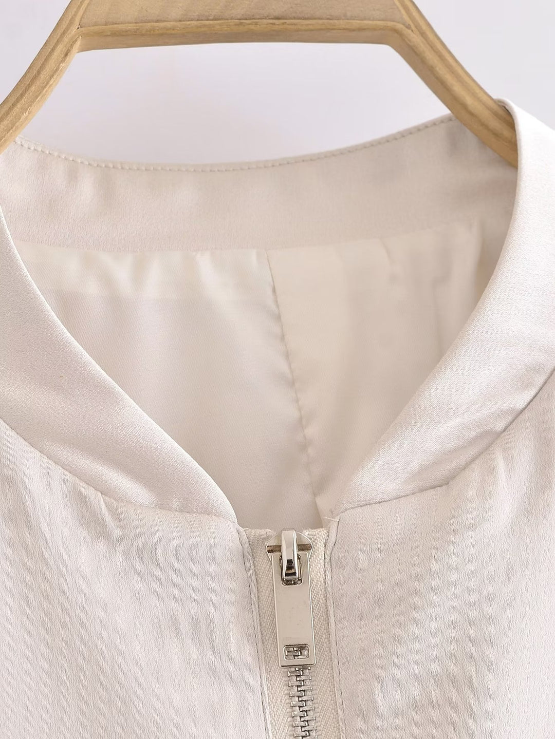Damen Kurze Bomberjacke im Boxy‑Cropped‑Schnitt mit Reißverschluss und Ärmeltasche Echoarchiv