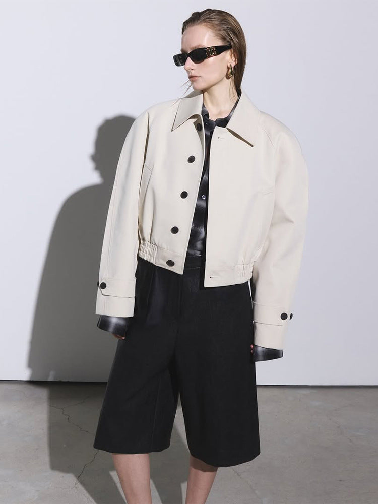 Damen Kurzer Boxy-Blouson mit elastischem Saum und markanten Knopfdetails Echoarchiv