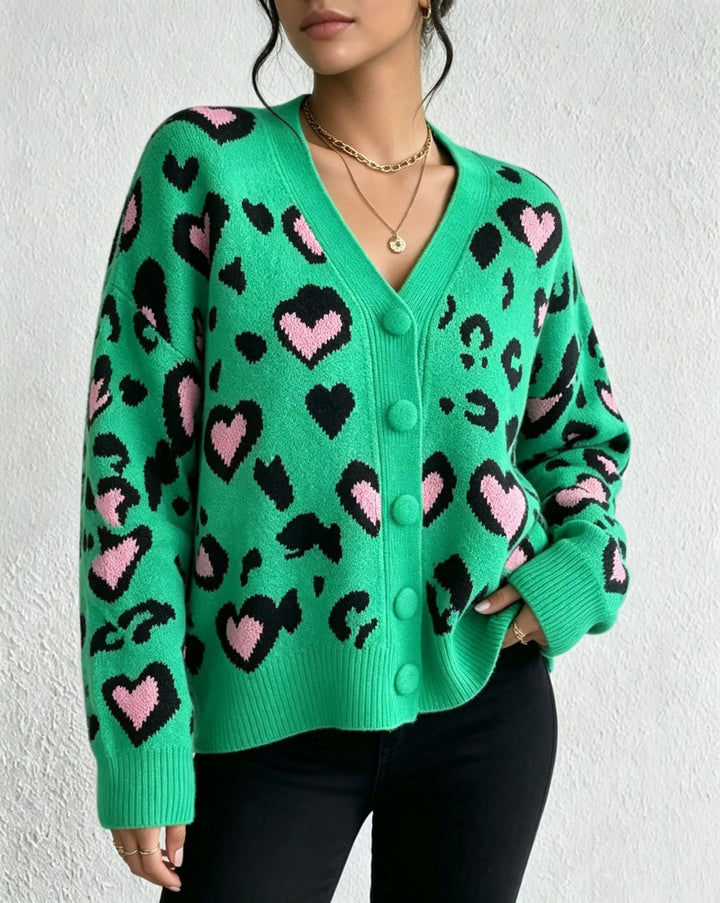 Damen Strickcardigan mit Herz‑Leopard-Jacquard, V‑Ausschnitt und großen Stoffknöpfen – Veloura