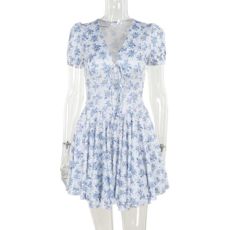 Damen verspieltes Blumenkleid mit voluminösem Rock und taillierter Taille Echo Archiv