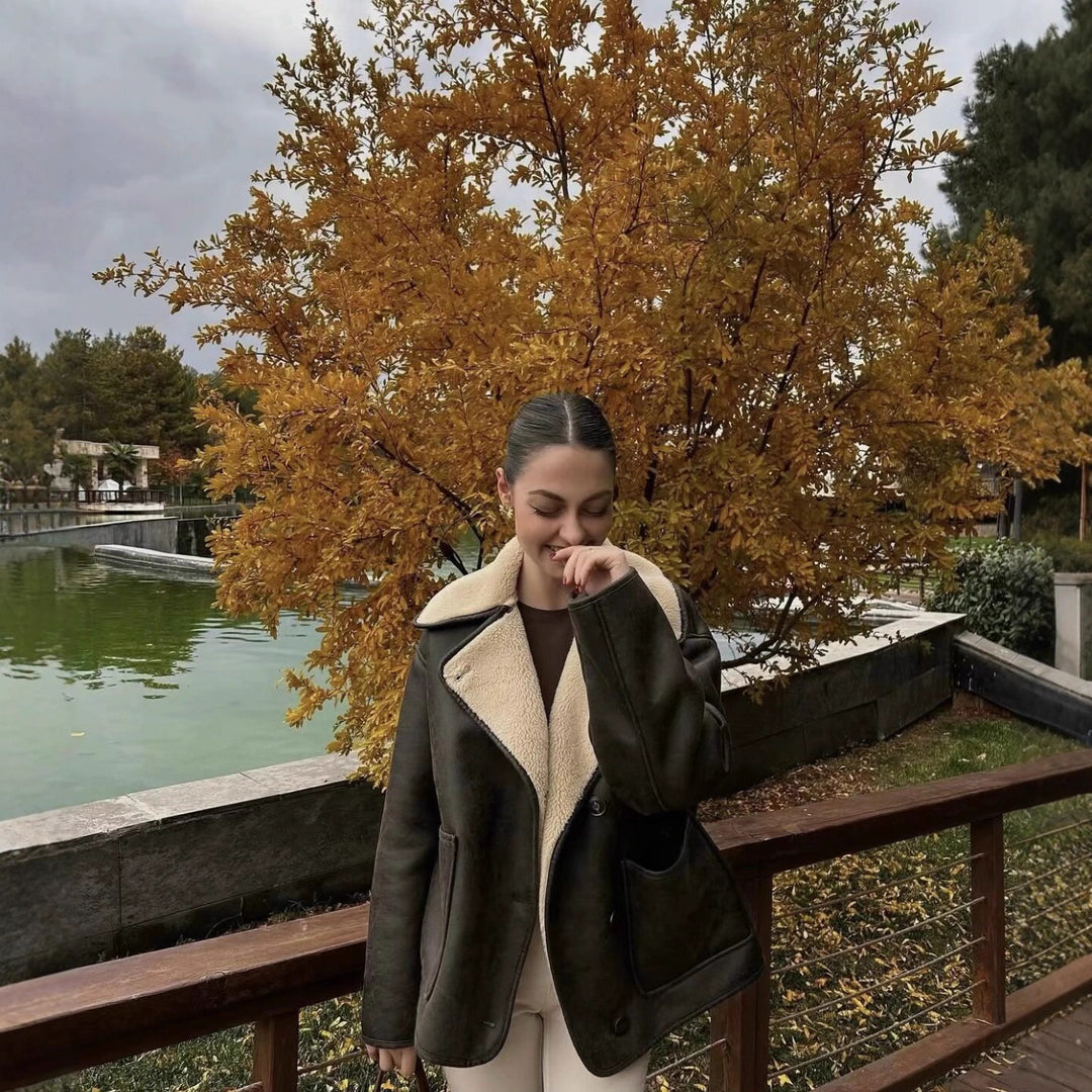 Damen Kurzjacke im Boxy Cut aus Veloursimitat mit Teddyfutter und großen Pattentaschen Echo Archiv