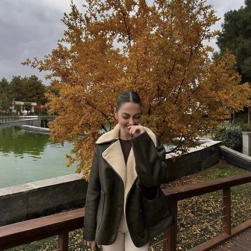 Damen Kurzjacke im Boxy Cut aus Veloursimitat mit Teddyfutter und großen Pattentaschen Echo Archiv