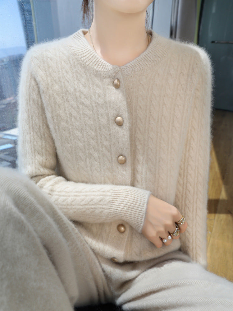 Damen Leichter Zopfstrick-Cardigan in Mohair‑Optik mit dekorativen Perlmuttknöpfen Echoarchiv