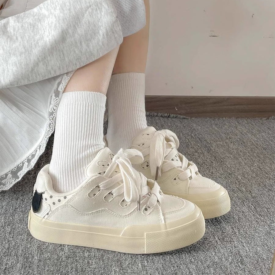 Damen Komfortable Sneakers mit dickem Plateau und verspieltem Schnürsystem Echo Archiv
