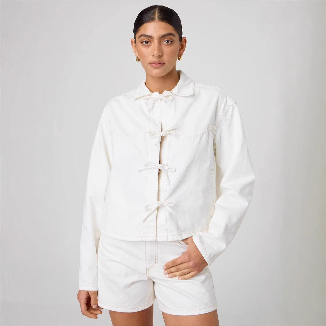 Damen nan kurze Denimjacke mit dekorativen Knotenverschlüssen, kastiger Silhouette und Hemdkragen Echo Archiv