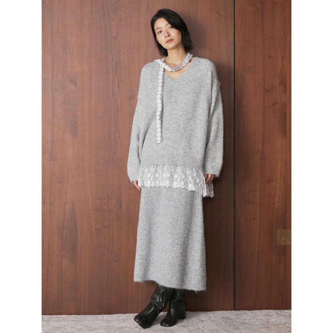 Damen Langer Flauschiger V‑Ausschnitt Mohair‑Optik Pullover mit Spitzenbesatz Echoarchiv