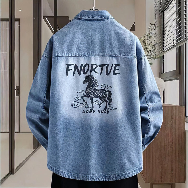Herren Locker geschnittene Denim-Hemdenjacke mit künstlerischem Rückenprint und Overshirt-Schnitt Echoarchiv