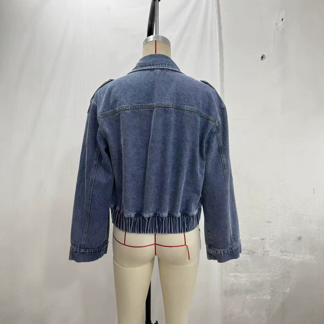 Damen Cropped Jeansjacke im Trench‑Stil mit doppelreihiger Knopfleiste und Schulterklappen Echoarchiv