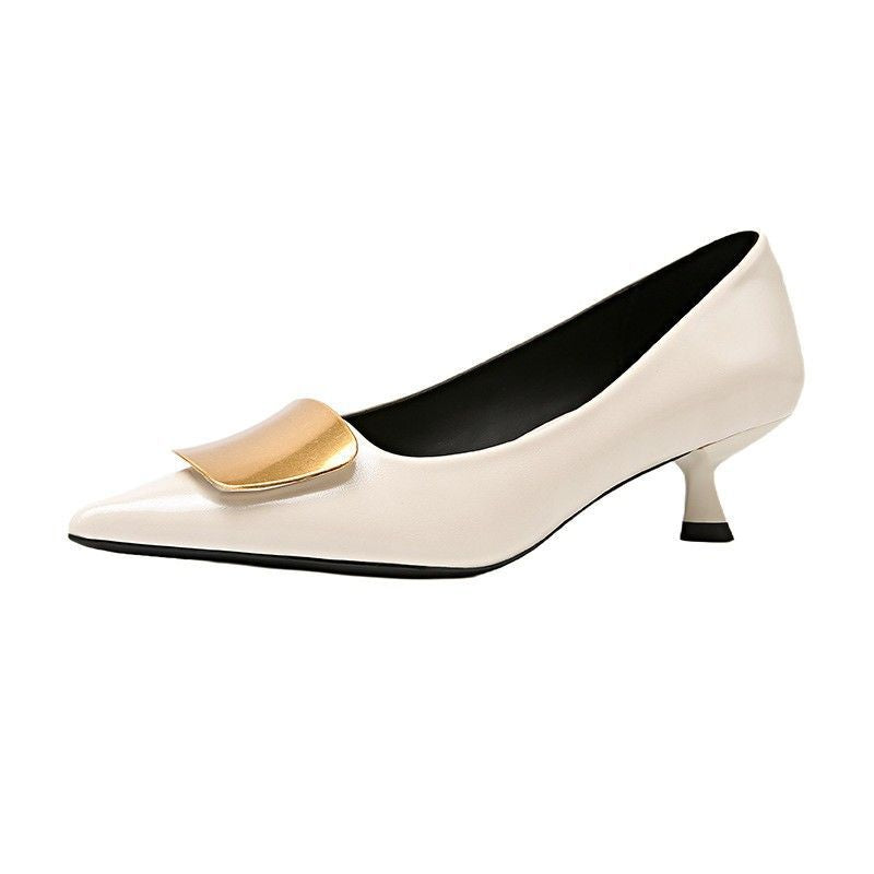 Damen Spitz zulaufende Kitten‑Heel Pumps mit dekorativer Metall‑Vorderkappe – Lioré