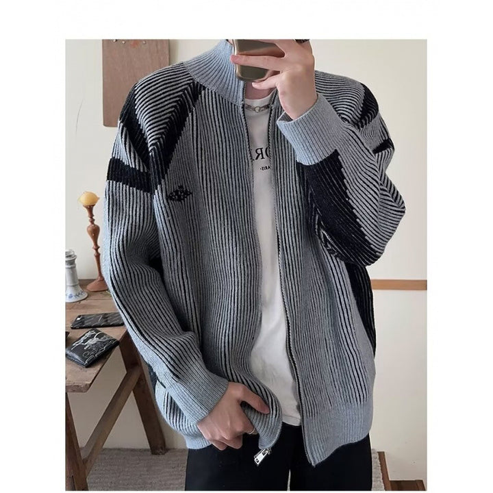 Herren modische Strickjacke mit modernem Zipper und auffälligem Streifenmuster Echoarchiv