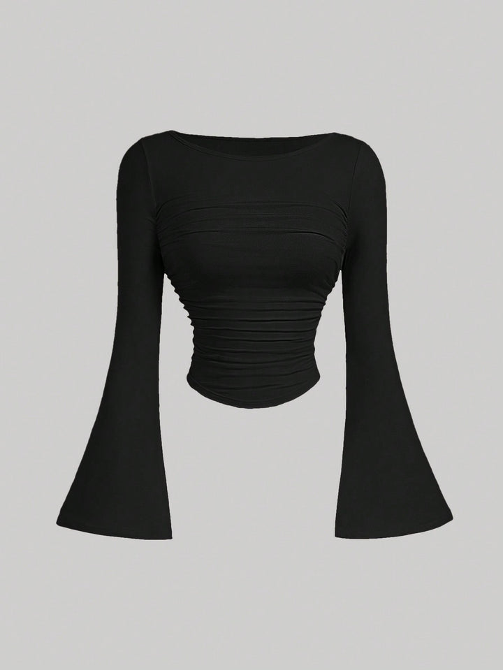 Damen Figurbetontes Langarmshirt mit Carmenausschnitt, gerafftem Rumpf und Trompetenärmeln – Avérine