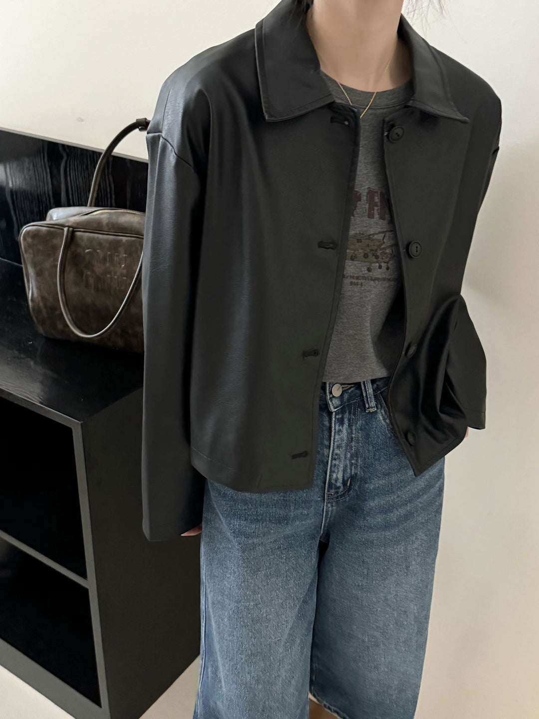 Damen Kurze Boxy-Lederjacke mit Hemdkragen Echoarchiv
