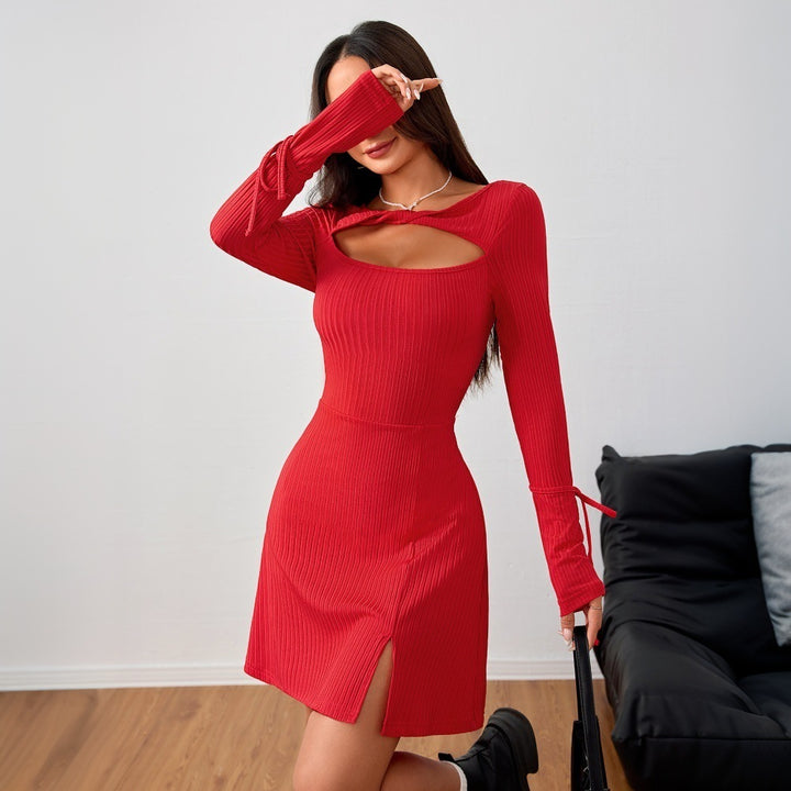 Damen geripptes Langarm-Minikleid mit Cut-Out, taillierter Silhouette, Bindärmeln und Seitenschlitz – Élara