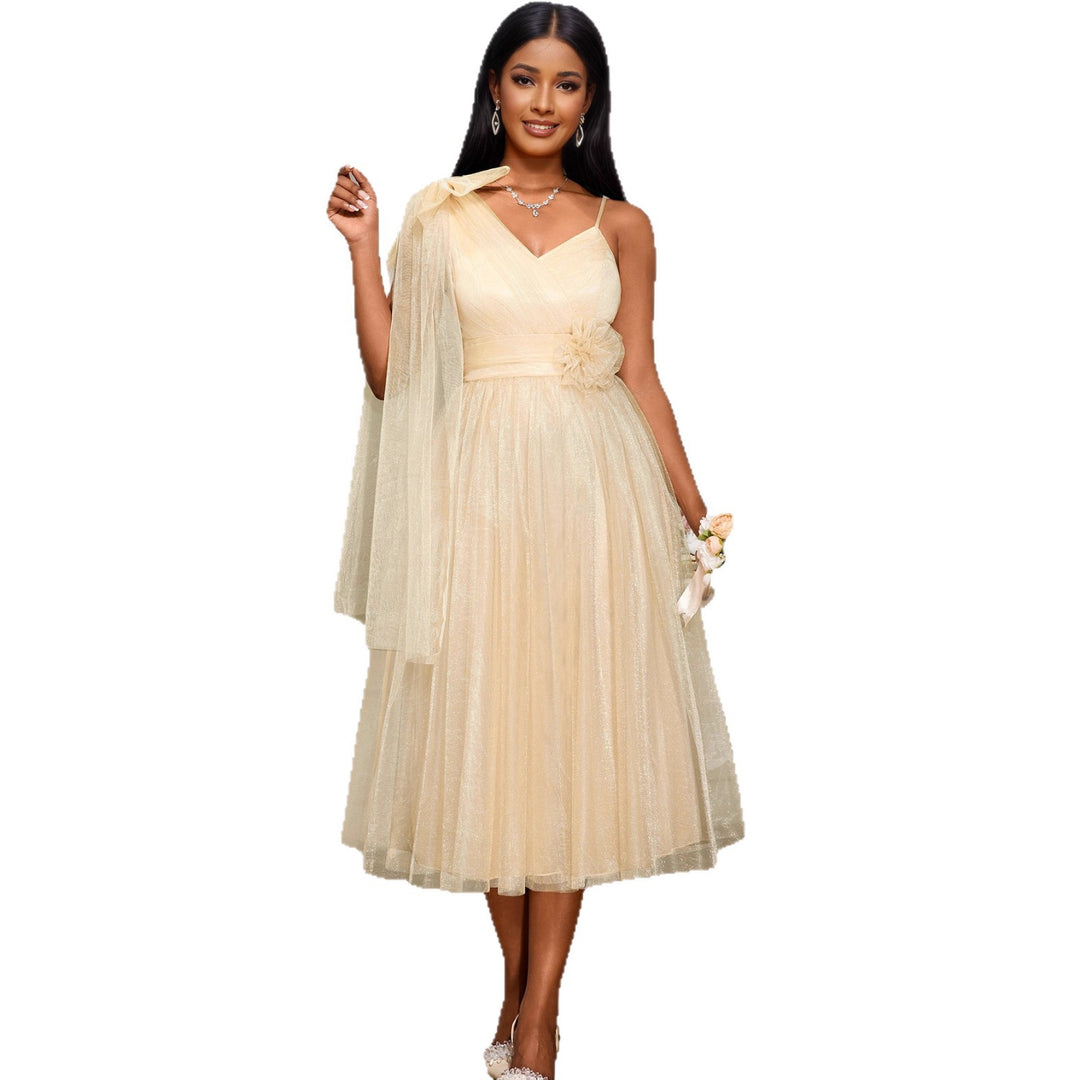 Damen glamouröses Cocktailkleid mit voluminösem Überwurf und floralen Akzenten Echo Archiv