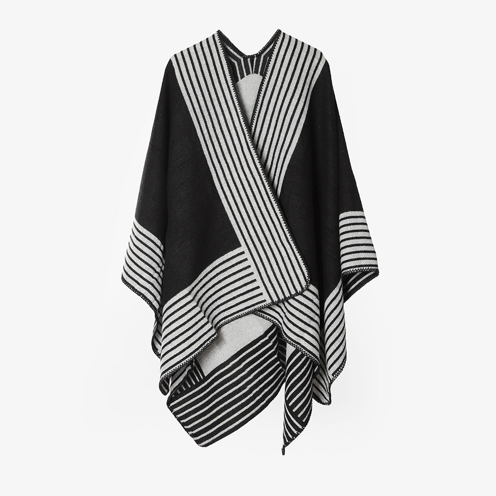 Damen Strickponcho aus Wollmix mit gestreiftem Jacquard und asymmetrischem Zipfelsaum – Avérine