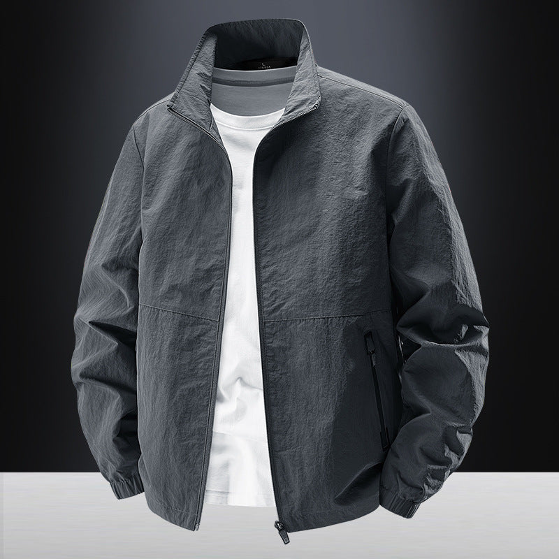 Herren Minimalistische Funktionsjacke mit Stehkragen, atmungsaktivem Meshfutter und wasserabweisenden Reißverschlüssen Echo Archiv