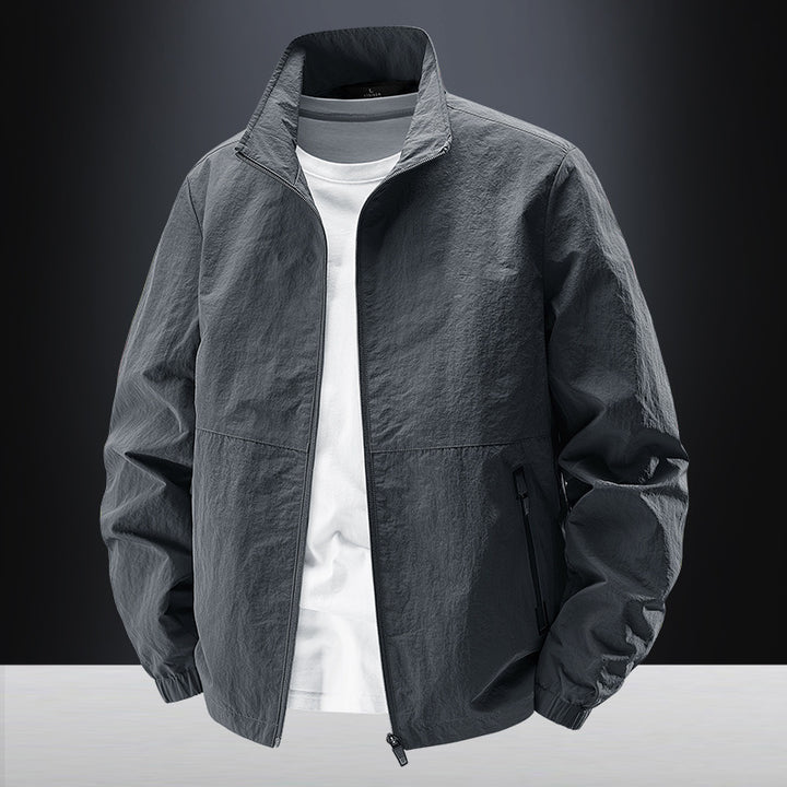 Herren Minimalistische Funktionsjacke mit Stehkragen, atmungsaktivem Meshfutter und wasserabweisenden Reißverschlüssen Echo Archiv