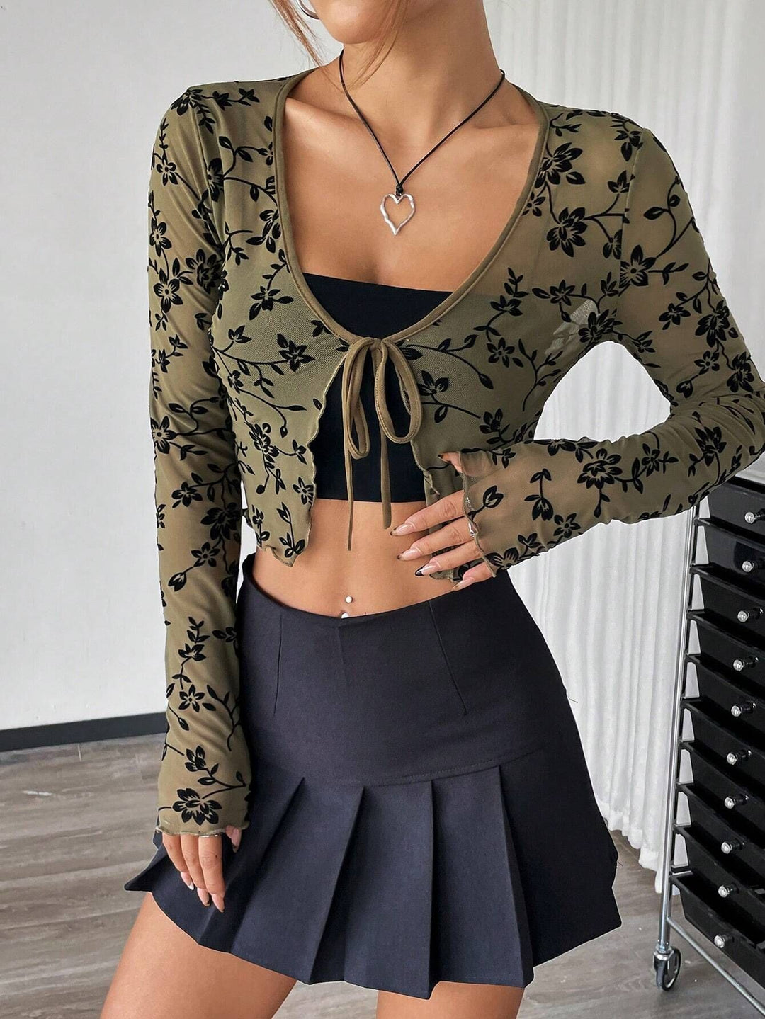 Damen nan tailliertes bauchfreies Netzoberteil mit floraler Samtflock-Verzierung und Bindeband Echo Archiv