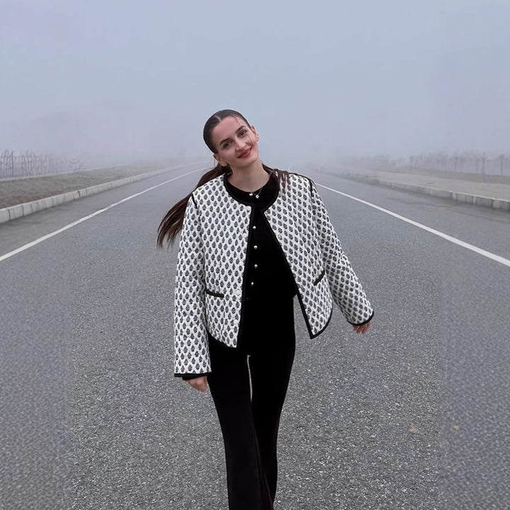 Damen gesteppte Kurzjacke mit Allover-Muster und kontrastierender Paspel Echoarchiv