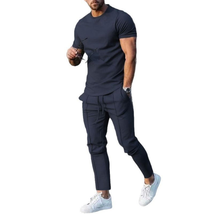 Herren lässiges Sport-Outfit mit atmungsaktivem T-Shirt und lockerer Jogginghose Echoarchiv