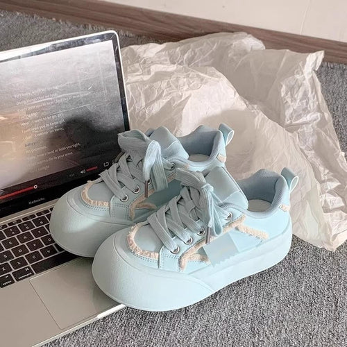Damen Plateausneaker mit Plüschbesatz, weich gepolsterter Innensohle und skulpturierter Sohle – Névara