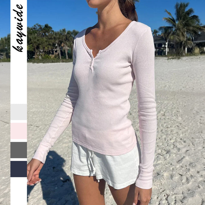 Damen tailliertes Henley-Langarmshirt mit tiefem U-Ausschnitt, feiner Rippstruktur und dekorativer Knopfleiste – Avérine