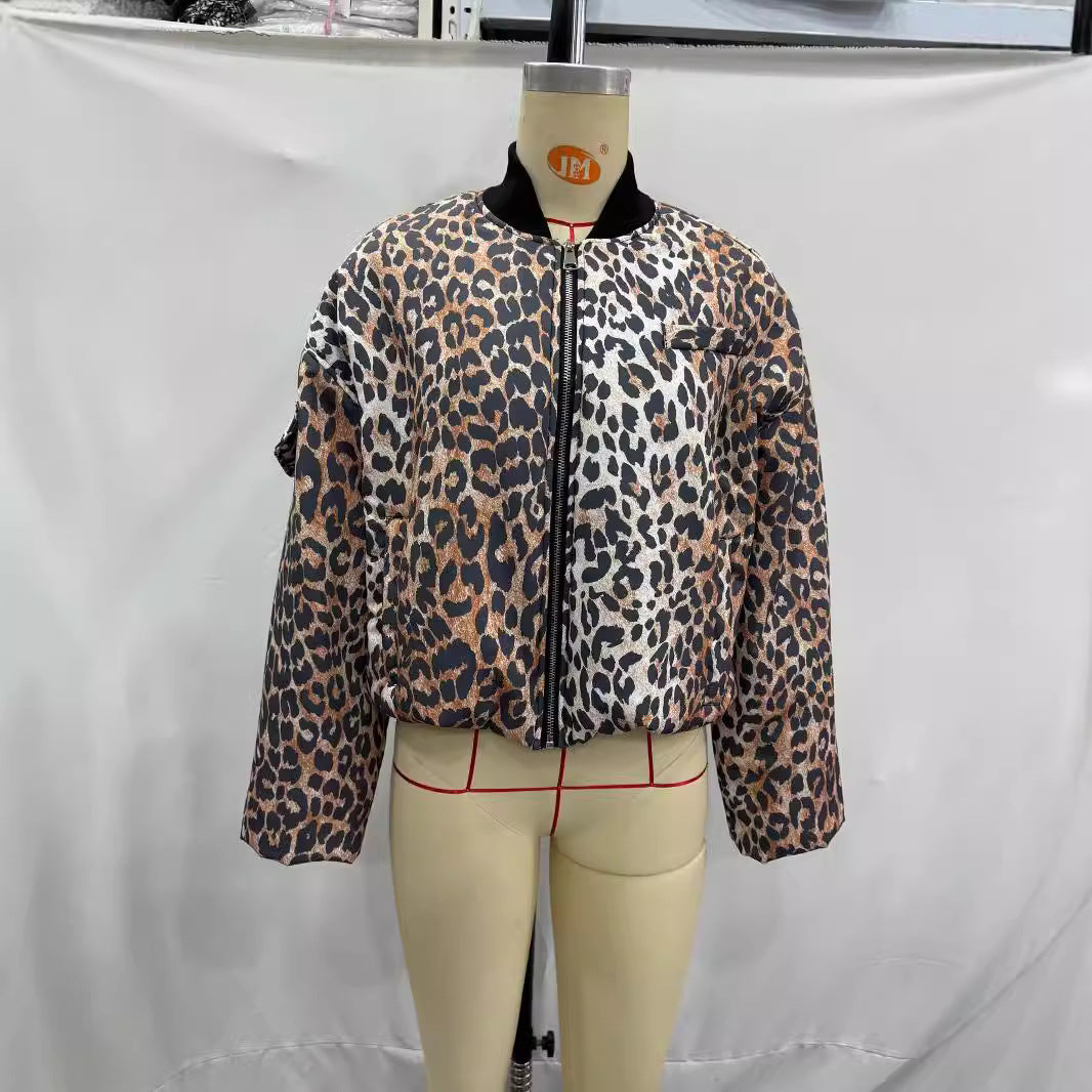 Damen wattierte Cropped-Bomberjacke mit Leo-Alloverprint, Reißverschluss, Utility-Ärmel und Rippenkragen – Avenza