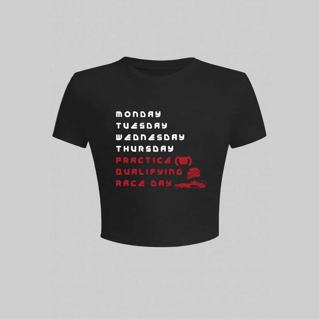 Damen Crop-T-Shirt mit stylischem Rennsport-Motiv und charmantem Schriftzug Echo Archiv