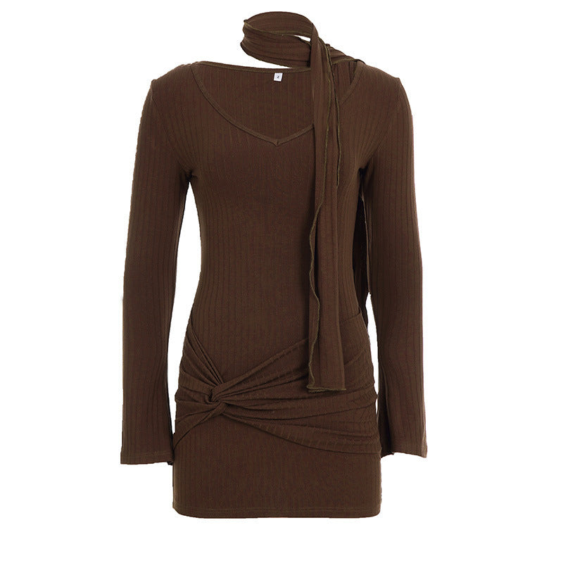 Damen nan figurbetontes Rippenstrick-Minikleid mit Knotendetail, integrierter Schlaufe und Halstuch Echo Archiv