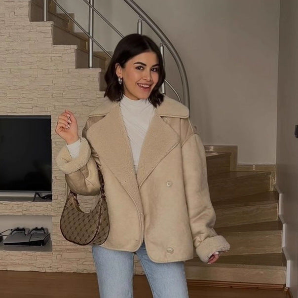 Damen Kurzjacke im Lammfell-Look mit Umlegekragen und seitlichen Eingrifftaschen Echo Archiv