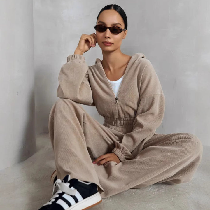 Damen kurz geschnittene Kapuzenjacke und Jogginghose Set aus Cordoptik – Auréline