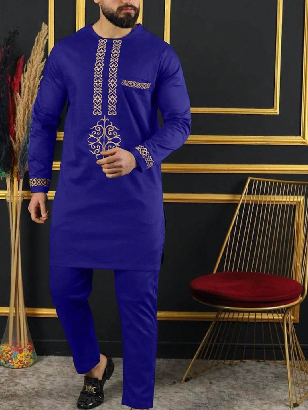 Herren traditionelles Kaftan-Outfit mit eleganten Stickereien Echoarchiv